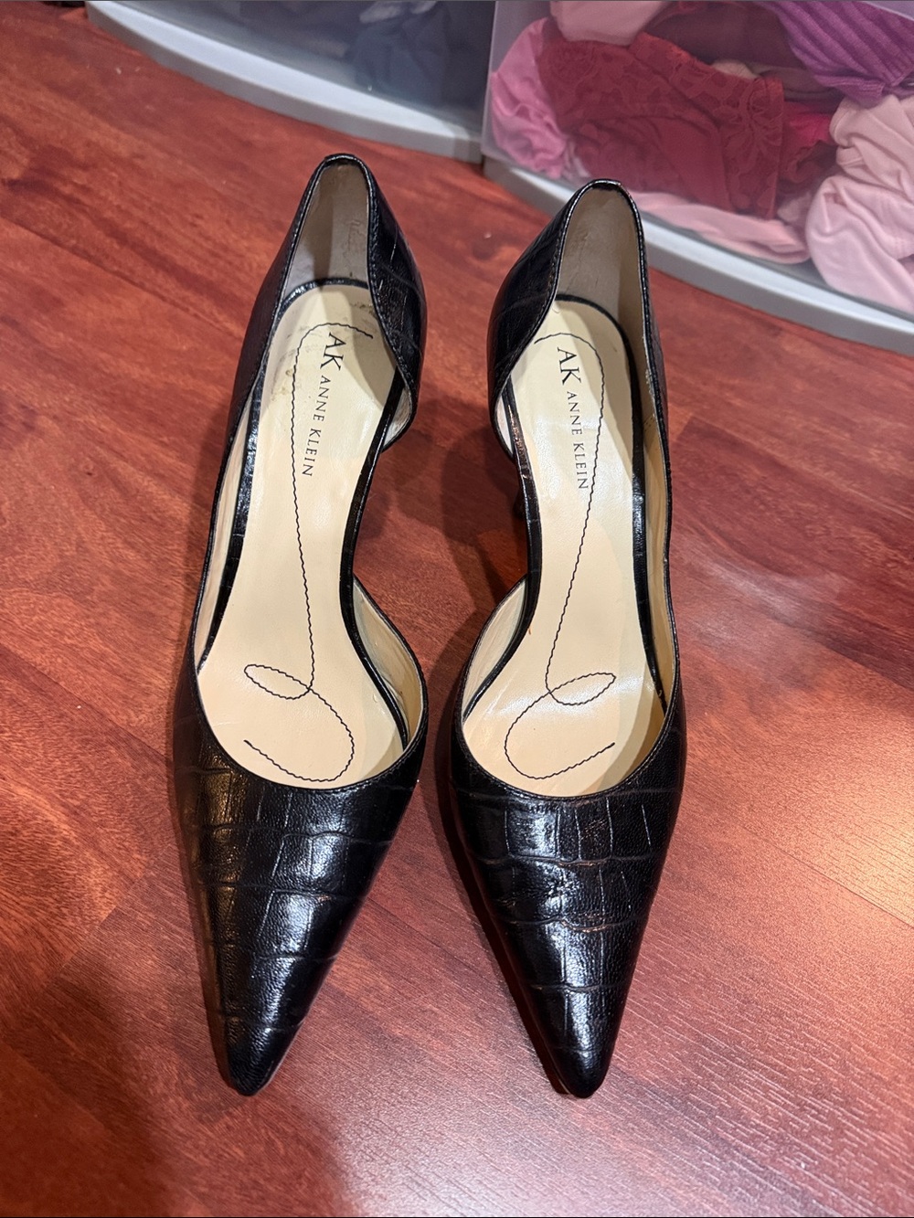 Women's size 8 Anne Klein closed toe crocodile patterned black heels - Picture 2 of 5